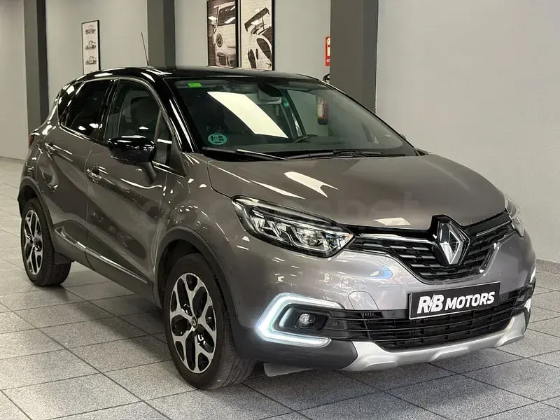 Usado Renault Captur Zen 120 CV (88 kW) 2017 Gris / plata SUV