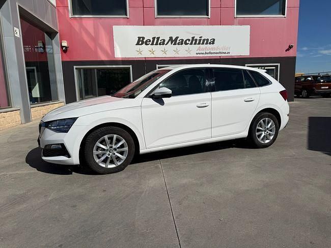 Usado Skoda Scala 115 CV (84 kW) 2020 Blanco Utilitario