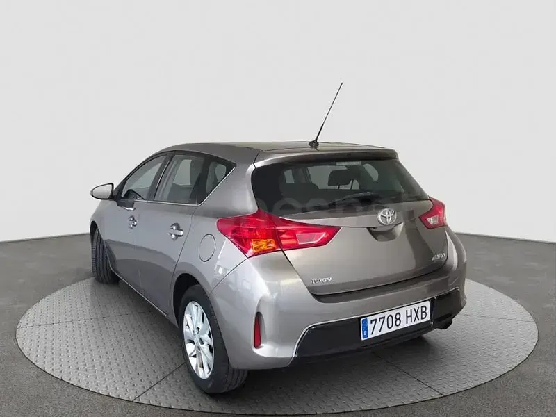 Usado Toyota Auris Active 132 CV (97 kW) 2014 Gris / plata Berlina
