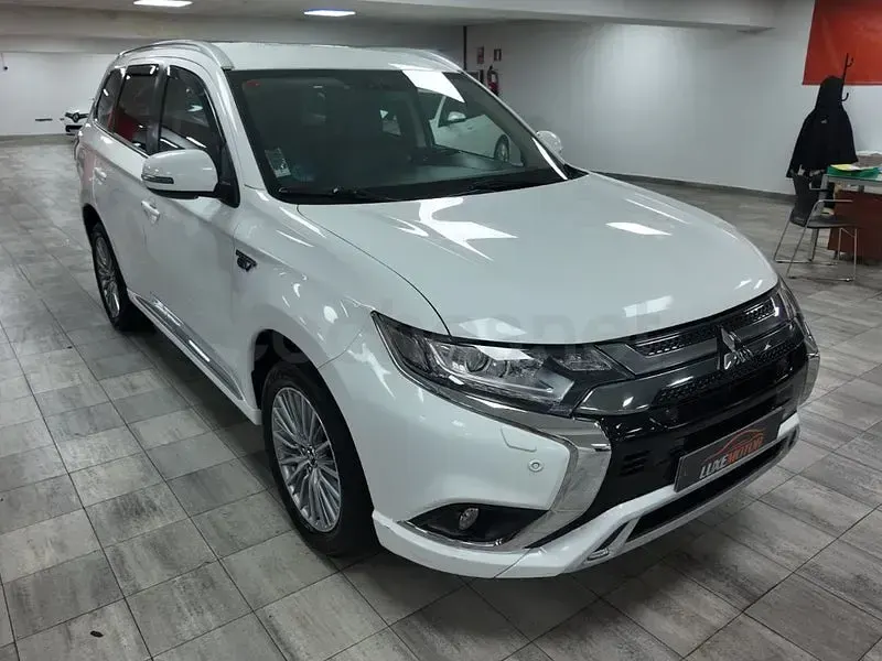 Usado Mitsubishi Outlander P-HEV 224 CV (164 kW) 2019 Blanco SUV