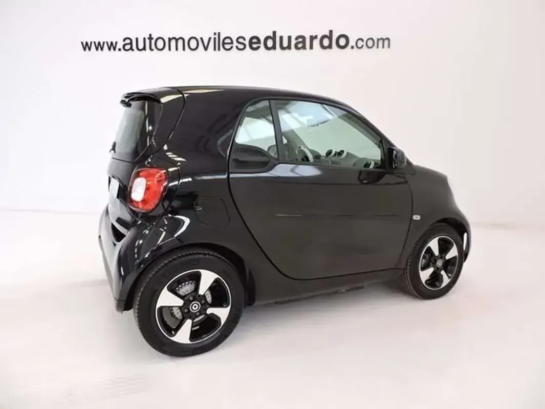 Usado Smart ForTwo Electric Drive Pure 60 kW (82 CV) 2020 Negro Coupe