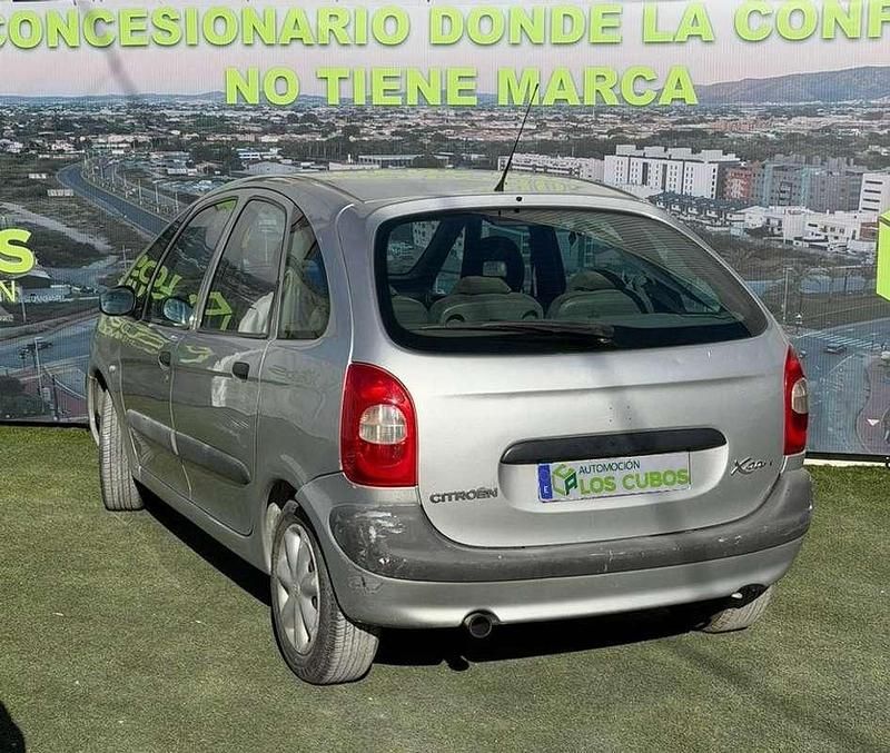 Usado Citroën Xsara 90 CV (66 kW) 2000 Gris Utilitario