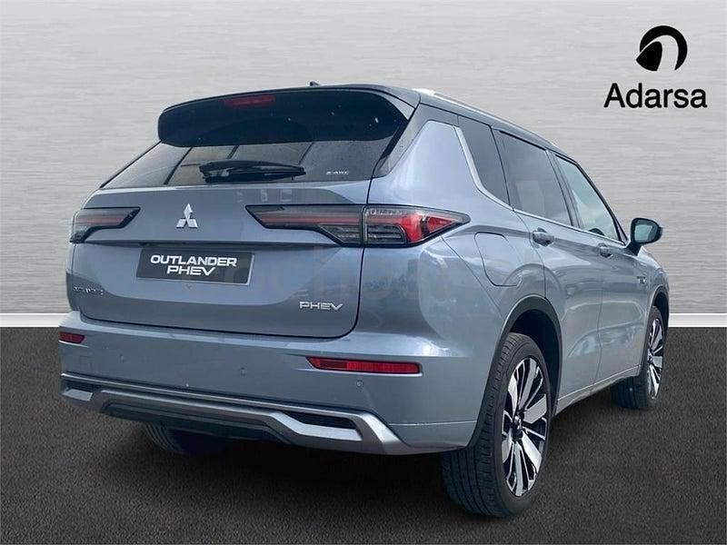 Usado Mitsubishi Outlander P-HEV 306 CV (225 kW) 2025 Gris / plata SUV