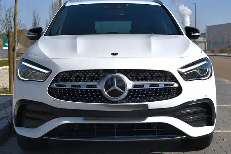 Usado Mercedes GLA250 AMG line 218 CV (160 kW) 2023 Blanco SUV