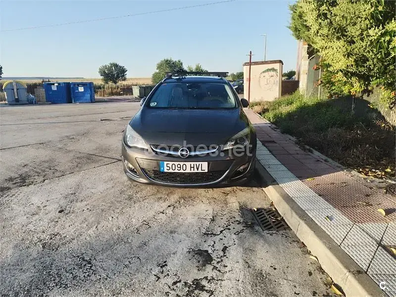 Usado Opel Astra Excellence 110 CV (80 kW) 2014 Gris / plata Familiar