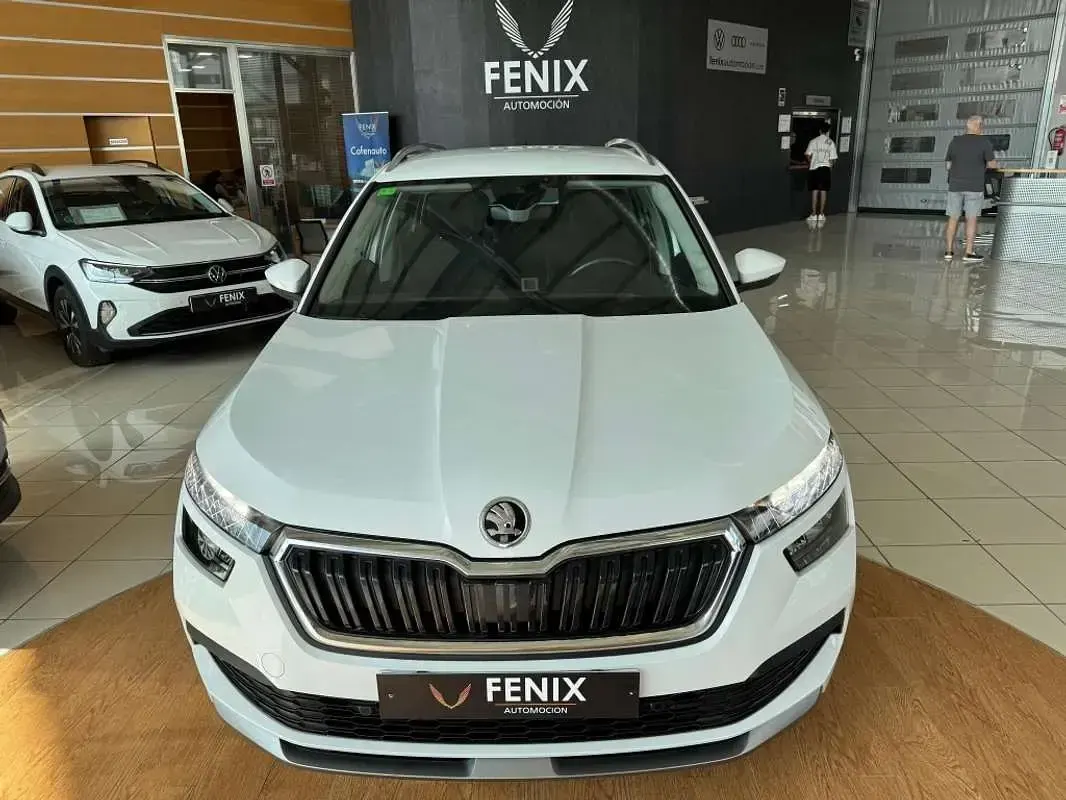 Usado Skoda Kamiq 110 CV (80 kW) 2022 Blanco SUV