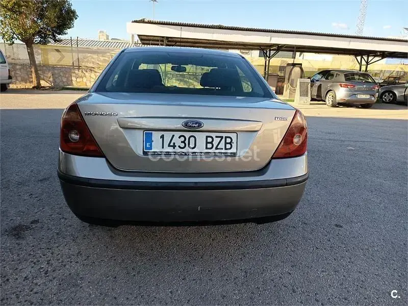 Usado Ford Mondeo Ghia 130 CV (95 kW) 2002 Beige Berlina