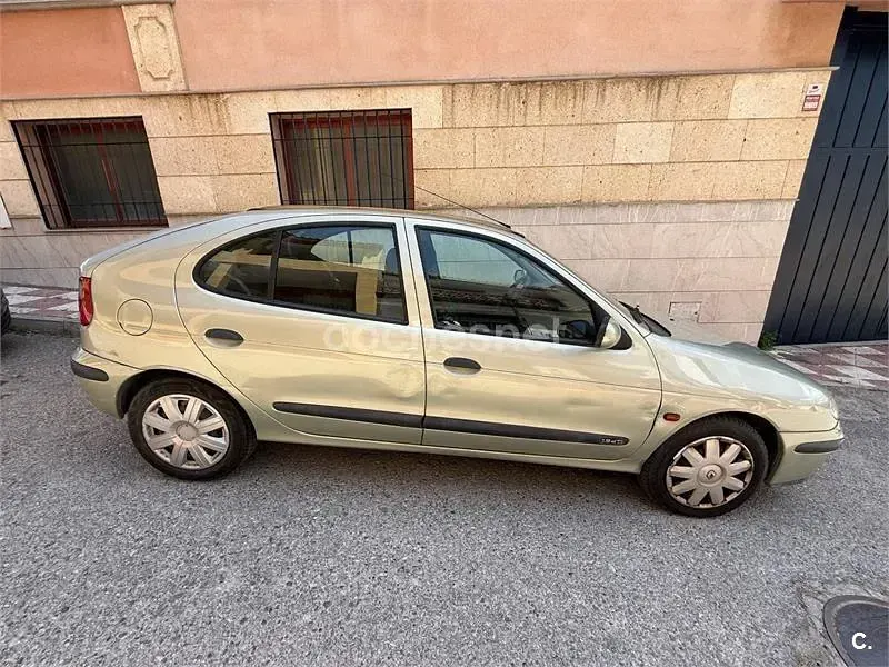 Usado Renault Mégane II Authentique 80 CV (58 kW) 2002 Beige Berlina