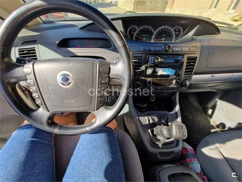 Usado SsangYong Rodius 165 CV (121 kW) 2009 Gris / plata Monovolumen