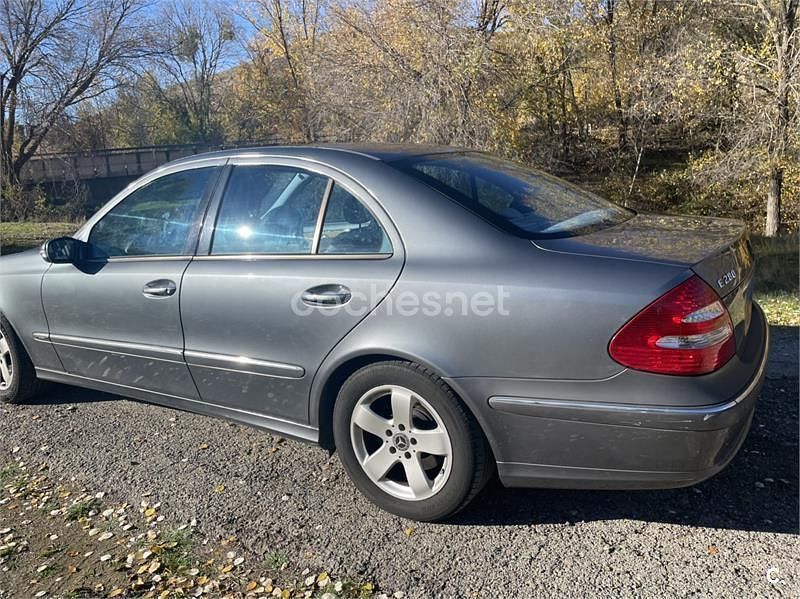 Usado Mercedes E280 Avantgarde 190 CV (139 kW) 2005 Gris / plata Berlina