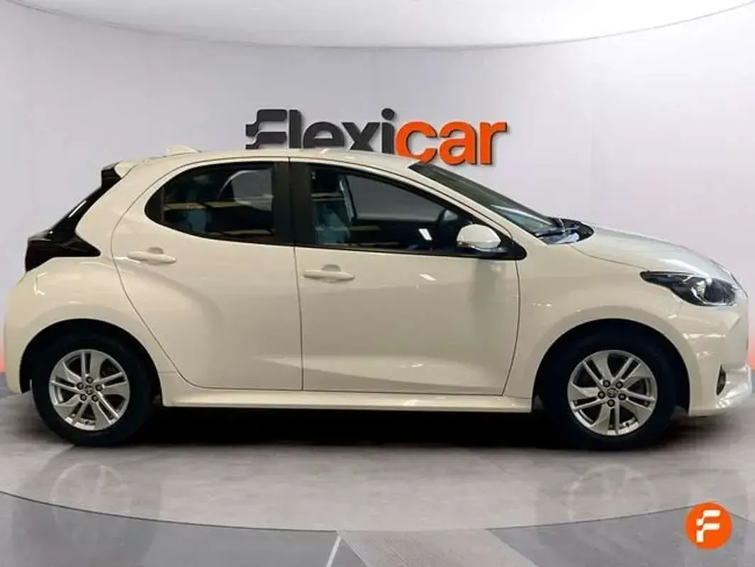 Usado Toyota Yaris Active 116 CV (85 kW) 2022 Blanco Utilitario