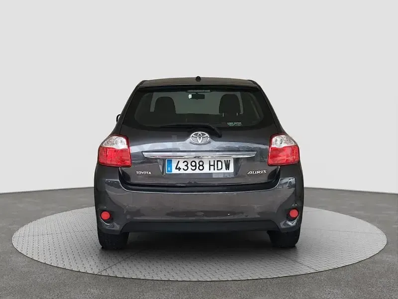 Usado Toyota Auris Active 132 CV (97 kW) 2011 Gris / plata Utilitario