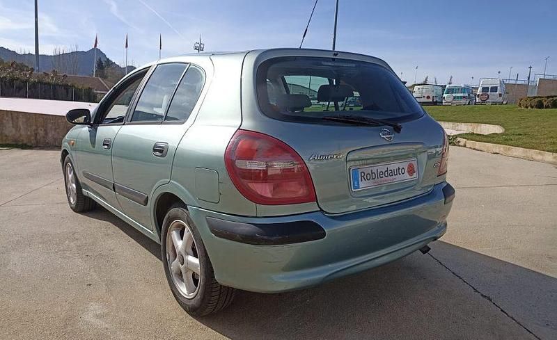 Usado Nissan Almera 112 CV (82 kW) 2001 Verde Berlina