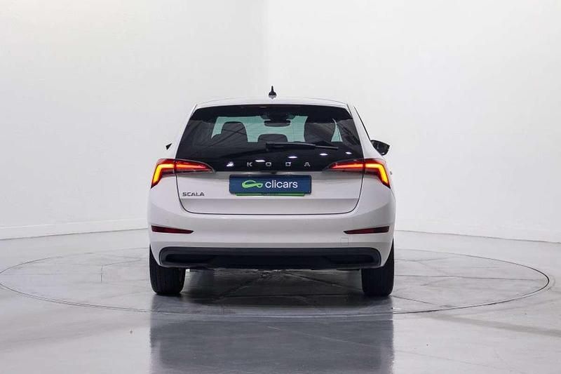 Usado Skoda Scala Selection 116 CV (85 kW) 2023 Blanco Utilitario