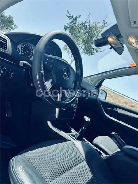 Usado Mercedes B180 109 CV (80 kW) 2011 Gris / plata Monovolumen