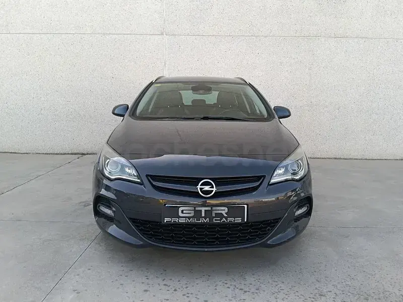 Usado Opel Astra 195 CV (143 kW) 2015 Gris / plata Familiar
