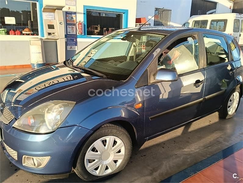 Usado Ford Fiesta Ghia 80 CV (58 kW) 2006 Azul Utilitario