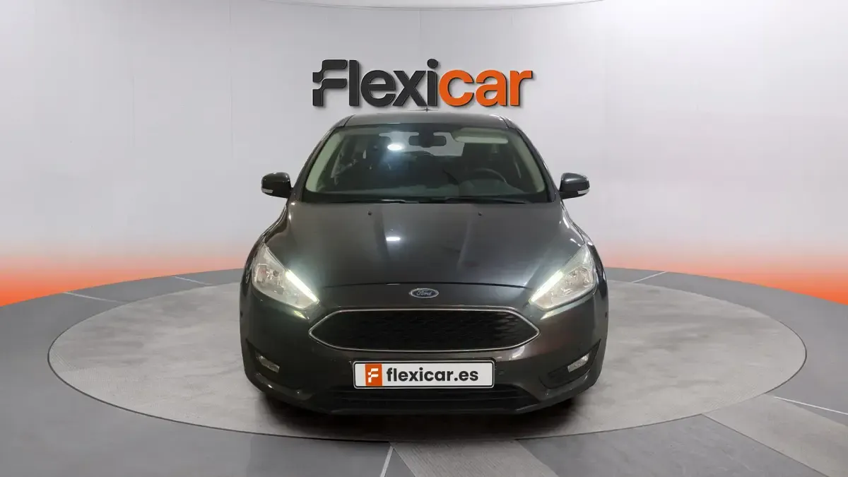 Usado Ford Focus Trend 101 CV (74 kW) 2017 Gris Berlina