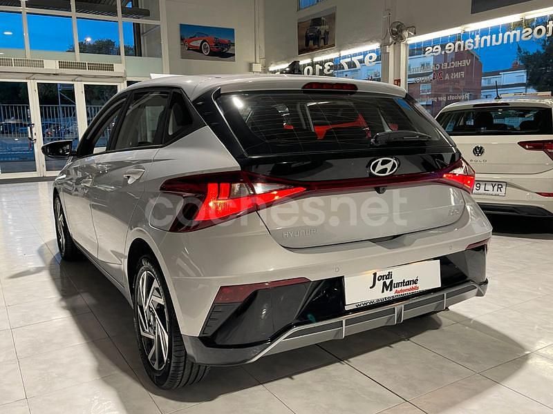 Usado Hyundai i20 101 CV (74 kW) 2024 Gris / plata Berlina