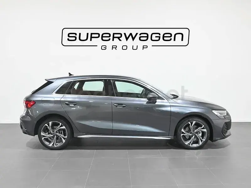 Usado Audi A3 S-Line 204 CV (150 kW) 2025 Gris / plata Berlina