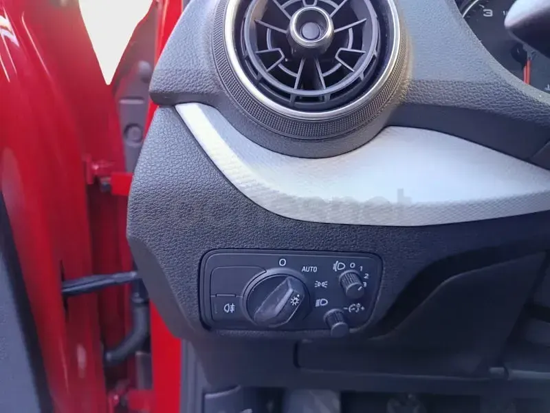 Usado Audi Q2 Design 116 CV (85 kW) 2019 Rojo SUV