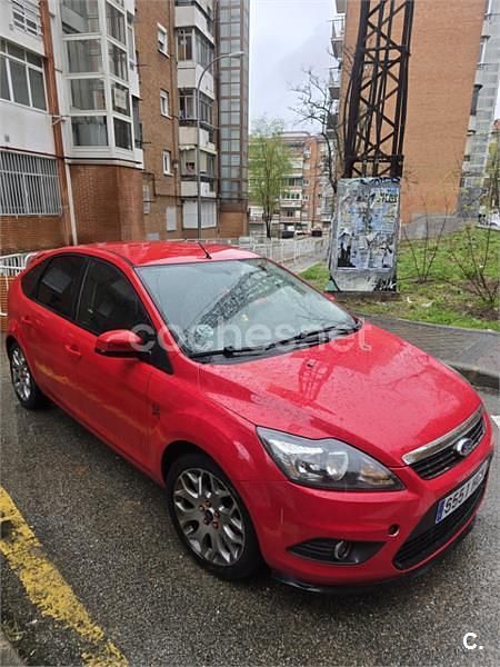 Usado Ford Focus Titanium 109 CV (80 kW) 2011 Rojo Berlina