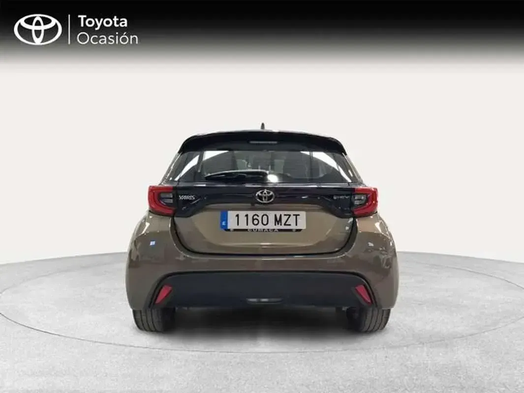 Usado Toyota Yaris Active 116 CV (85 kW) 2025 Marrón Utilitario
