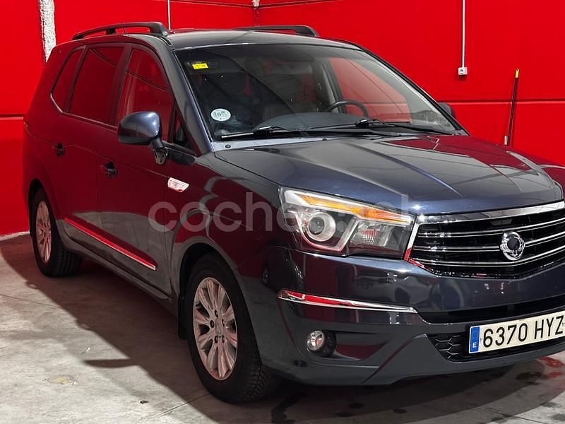 Usado Ssangyong (KGM) Rodius Limited 155 CV (114 kW) 2014 Gris / plata Monovolumen