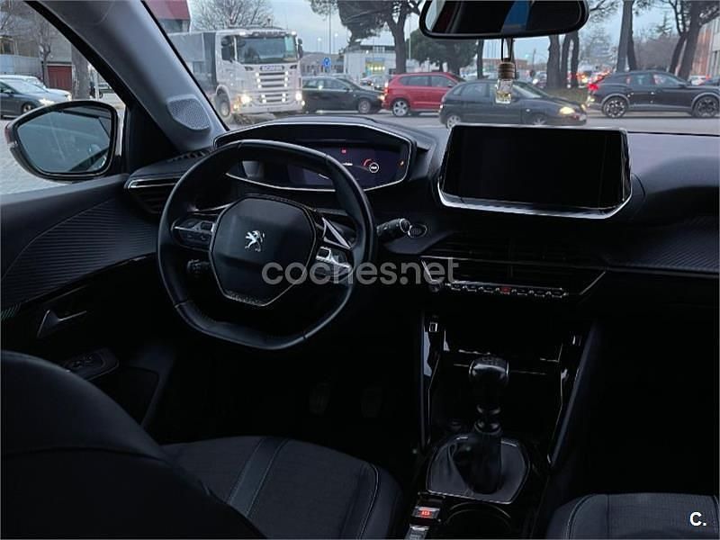 Usado Peugeot 208 Allure 100 CV (73 kW) 2020 Granate Utilitario