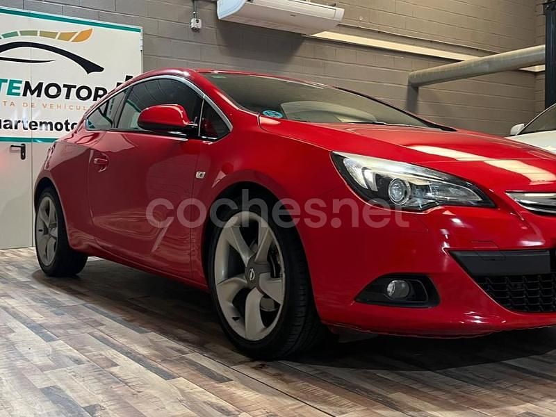 Rojo Usado 2012 Opel Astra GTC Sportive Berlina | 8999 € (Precio justo) - Imagen 1/4