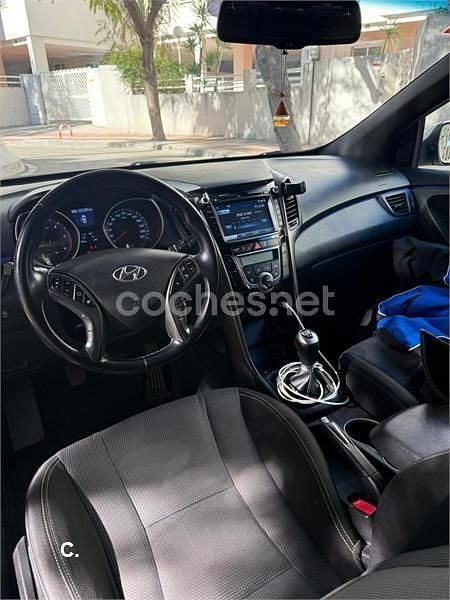 Usado Hyundai i30 110 CV (80 kW) 2016 Blanco Berlina