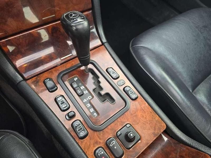 Usado Mercedes E300 Elegance 177 CV (130 kW) 1999 Gris Berlina