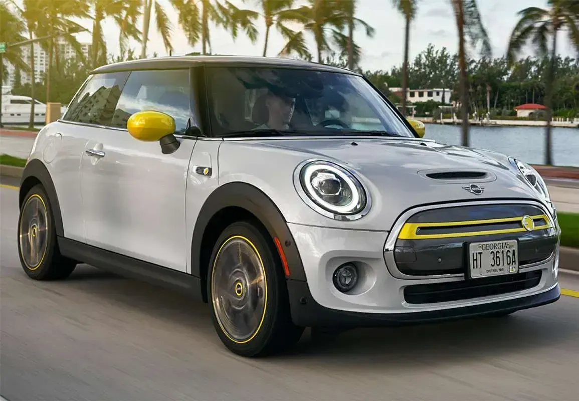 Käytetty Mini Cooper SE 135 kW (184 HP) 2021 Musta Viistoperä