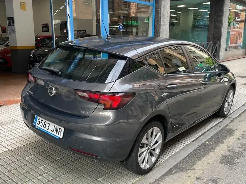 Usado Opel Astra Selective 110 CV (80 kW) 2016 Gris / plata Berlina