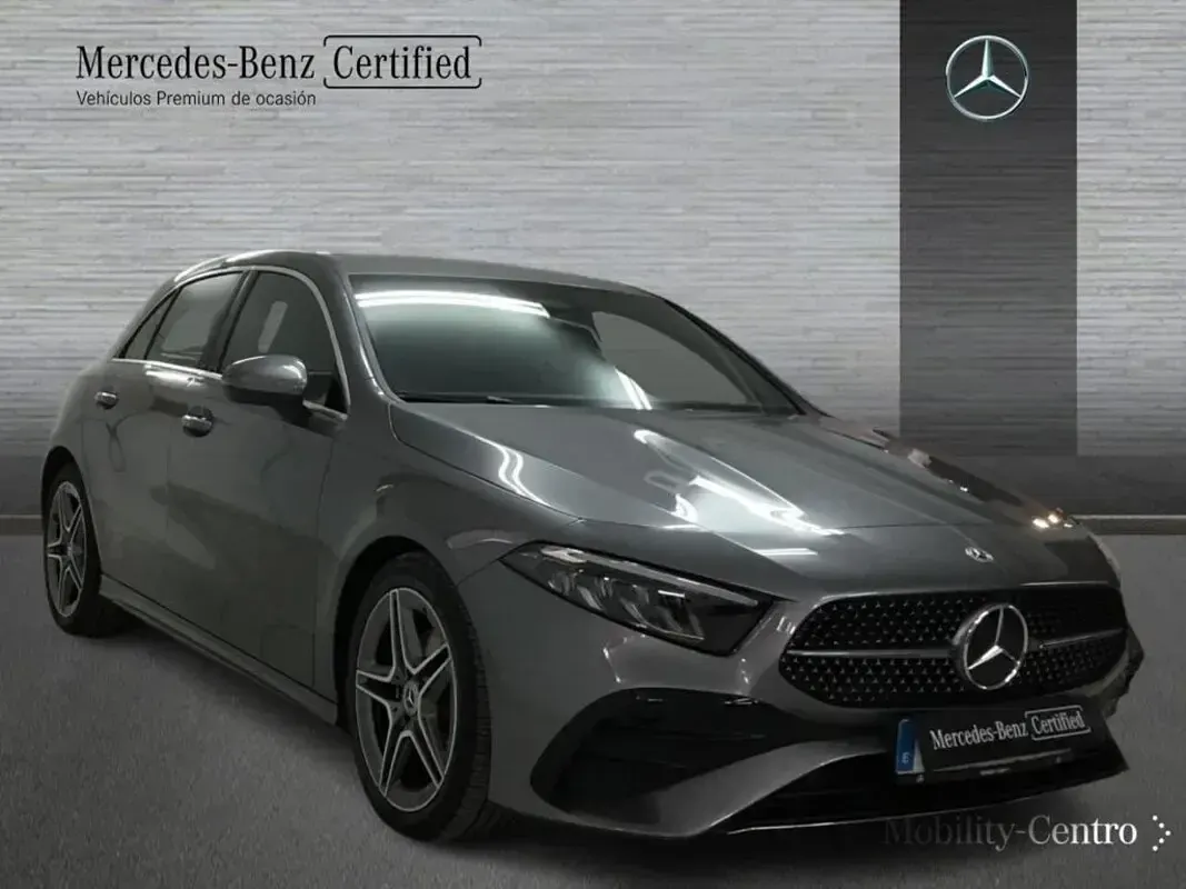Usado Mercedes A180 AMG line 116 CV (85 kW) 2024 Gris montaña Berlina