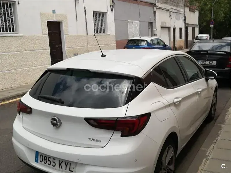 Usado Opel Astra 125 CV (91 kW) 2019 Negro Berlina