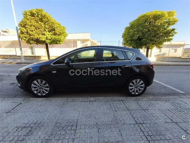 Usado Opel Astra Excellence 110 CV (80 kW) 2013 Negro Berlina