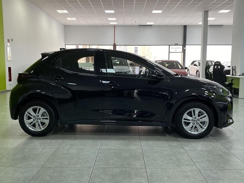 Usado Toyota Yaris Hybrid Business Edition 116 CV (85 kW) 2021 Negro Berlina