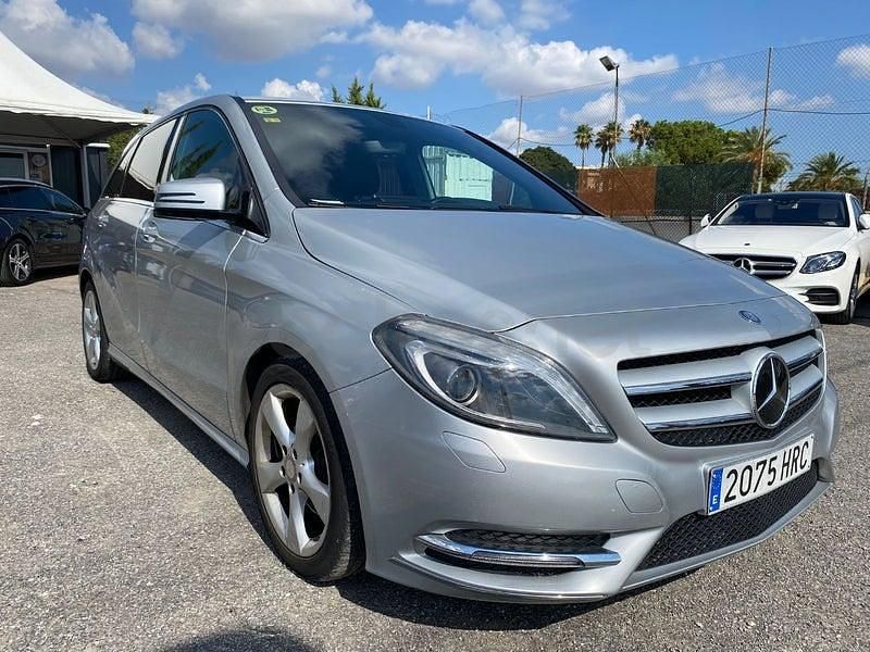 Usado Mercedes B180 109 CV (80 kW) 2013 Gris / plata Monovolumen
