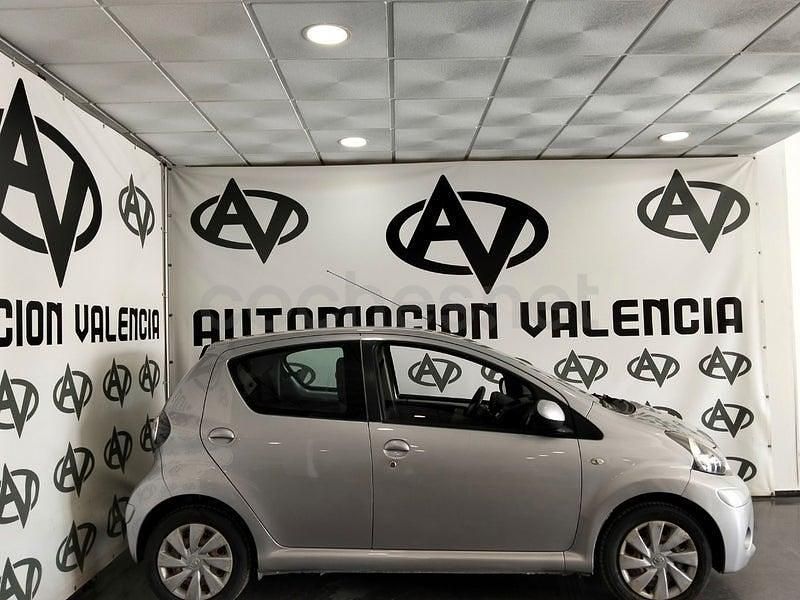 Usado Toyota Aygo Live 68 CV (50 kW) 2013 Gris / plata Utilitario