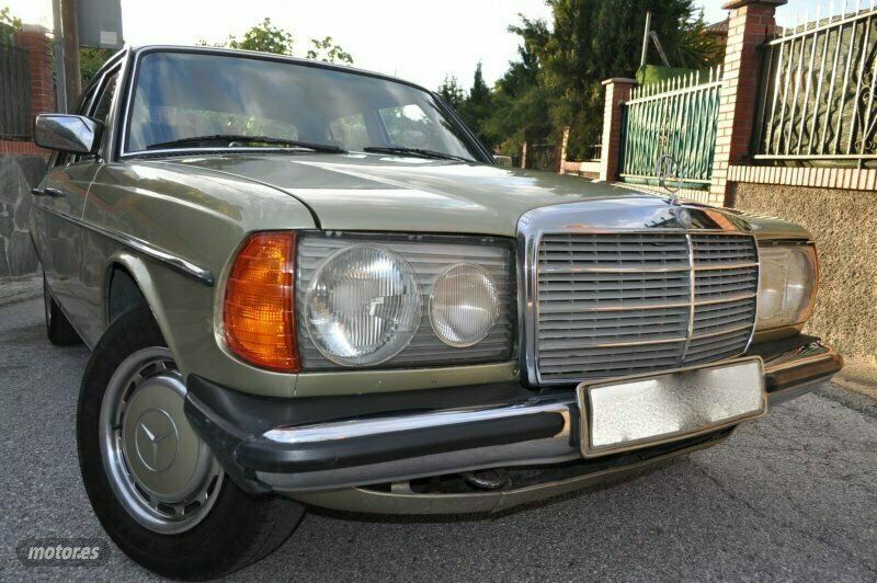 Usado Mercedes E300 82 CV (60 kW) 1979 Verde Berlina