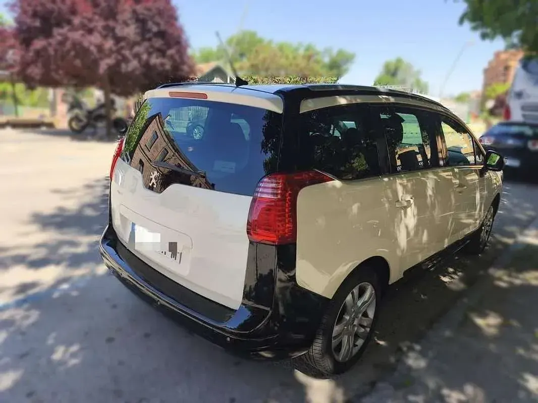 Usado Peugeot 5008 Allure 163 CV (119 kW) 2013 Beige Monovolumen