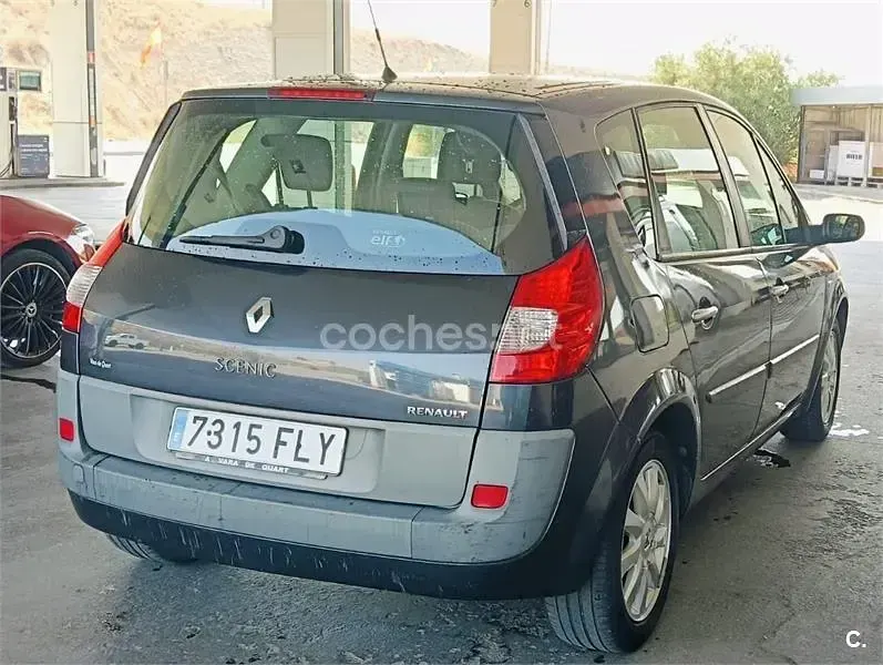 Usado Renault Scénic II 105 CV (77 kW) 2007 Gris / plata Monovolumen