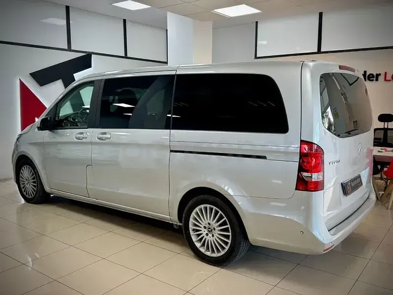 Usado Mercedes V220 Avantgarde 163 CV (119 kW) 2019 Gris / plata Monovolumen