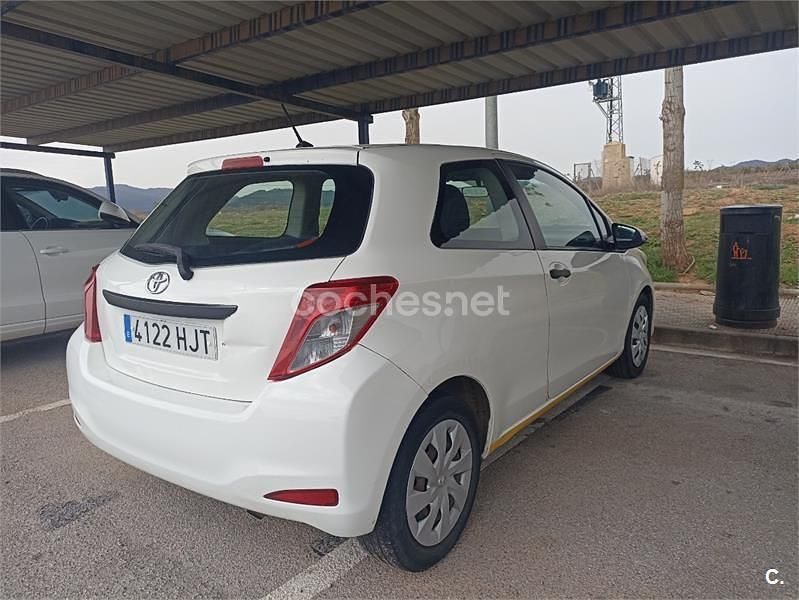 Usado Toyota Yaris Active 90 CV (66 kW) 2012 Blanco Utilitario
