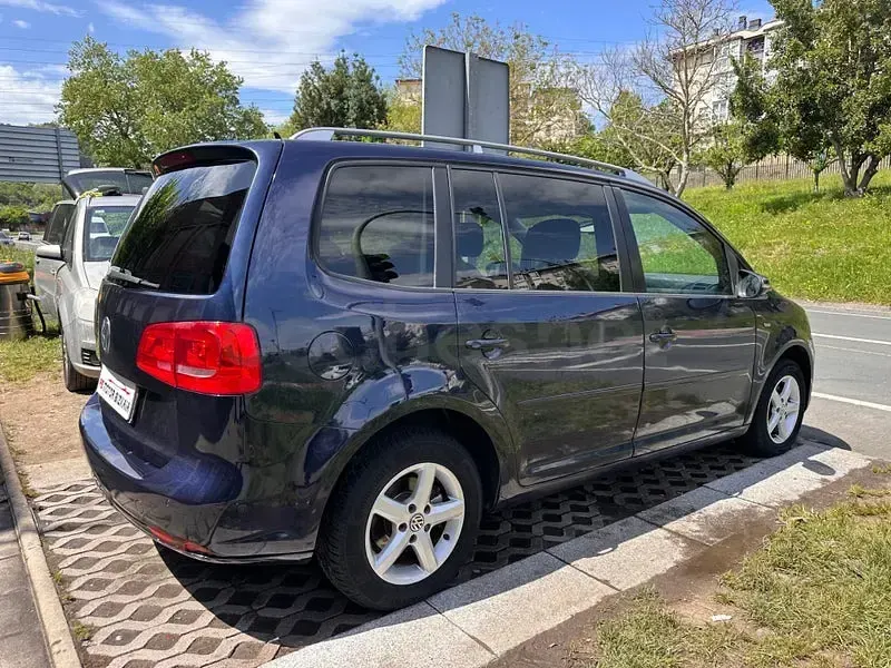 Usado VW Touran Edition 105 CV (77 kW) 2013 Azul Monovolumen