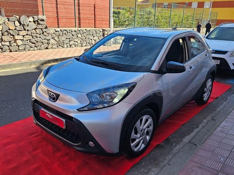 Usado Toyota Aygo X Play 72 CV (52 kW) 2022 Gris / plata SUV
