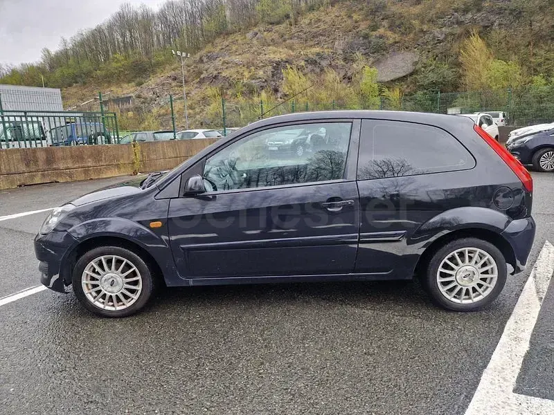 Usado Ford Fiesta Ambiente 68 CV (50 kW) 2008 Negro Utilitario