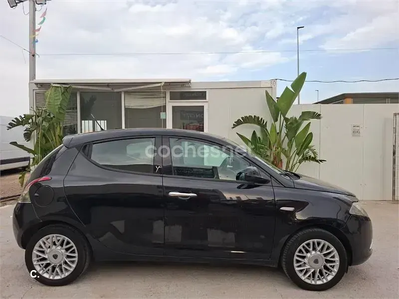 Usado Lancia Ypsilon 95 CV (69 kW) 2013 Negro Utilitario