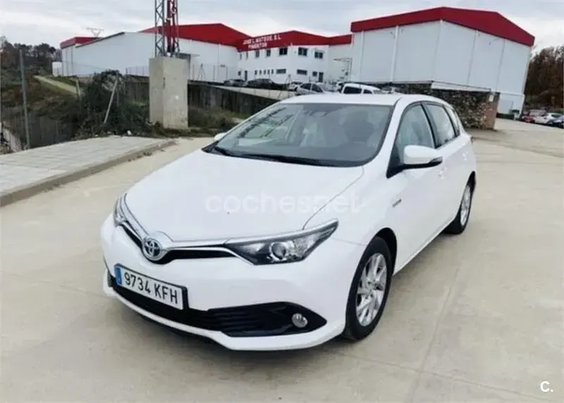 Usado Toyota Auris Hybrid Active 136 CV (100 kW) 2017 Blanco Familiar